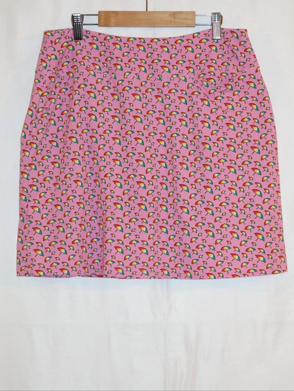 ⁠IBKÜL Pink Franny Umbrella Print Athletic Golf/Tennis Skort.
